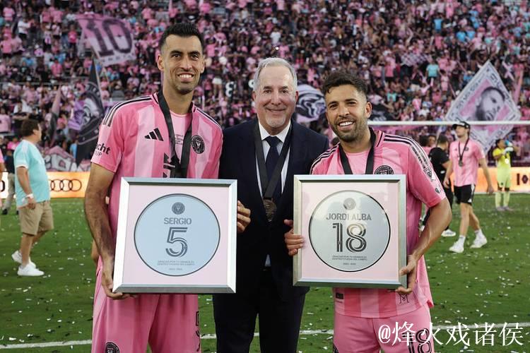 泪目！梅西用总冠军送别2好友+采访动情致敬 4家人携奖杯温馨合影